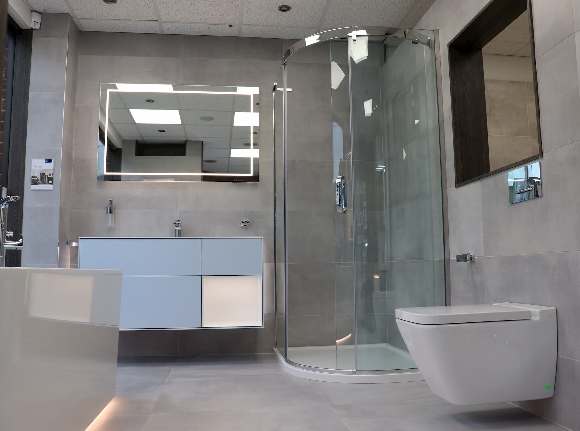 Showroom bathroom with bat, shower, mirror and wc
